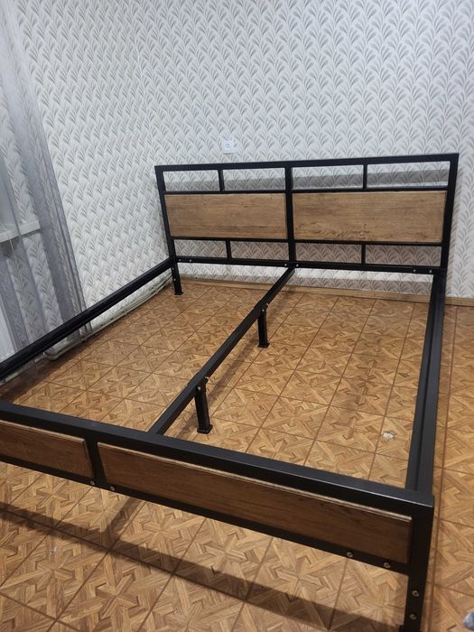 Ліжко металеве для спальні в стилі лофт