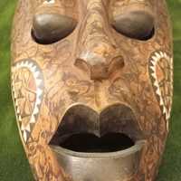 Maska afrykańska zdobiona macicą perłową.