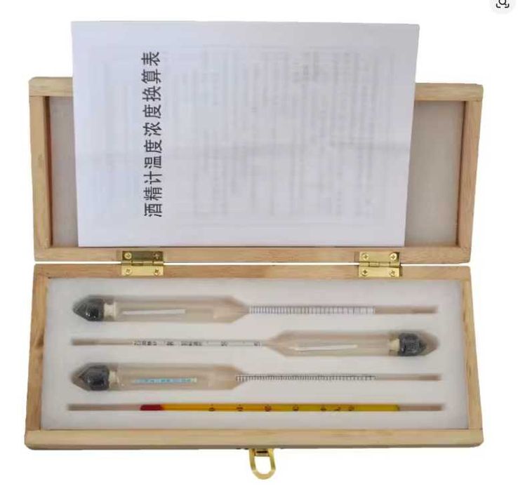 Набір ареометрів для спирту АСП-3 у дерев'яному футлярі з термометром.