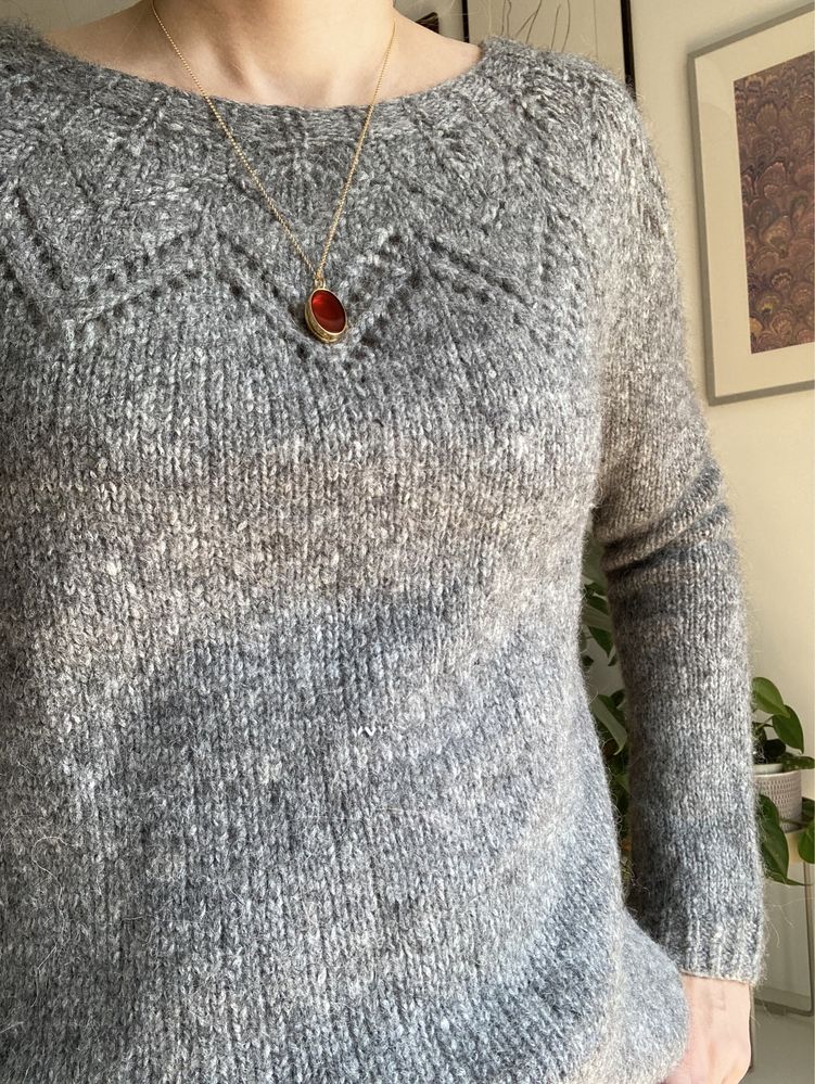 Wełniany sweter z ażurowym wzorem Szary S