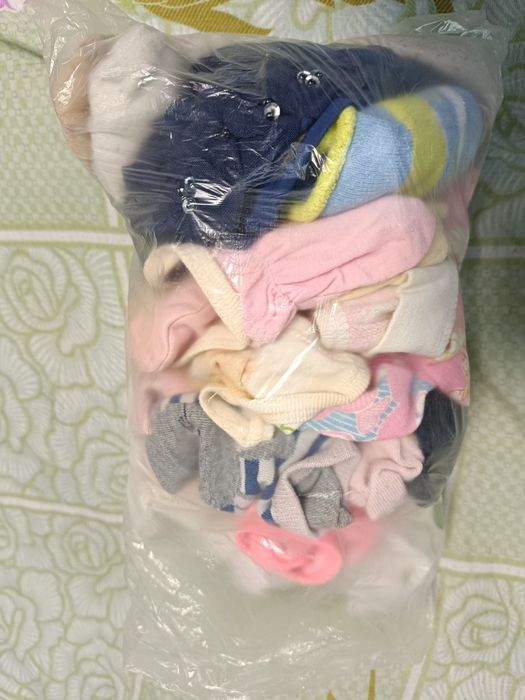 Шапки, носки, обувь, трусики от 0-3 лет.