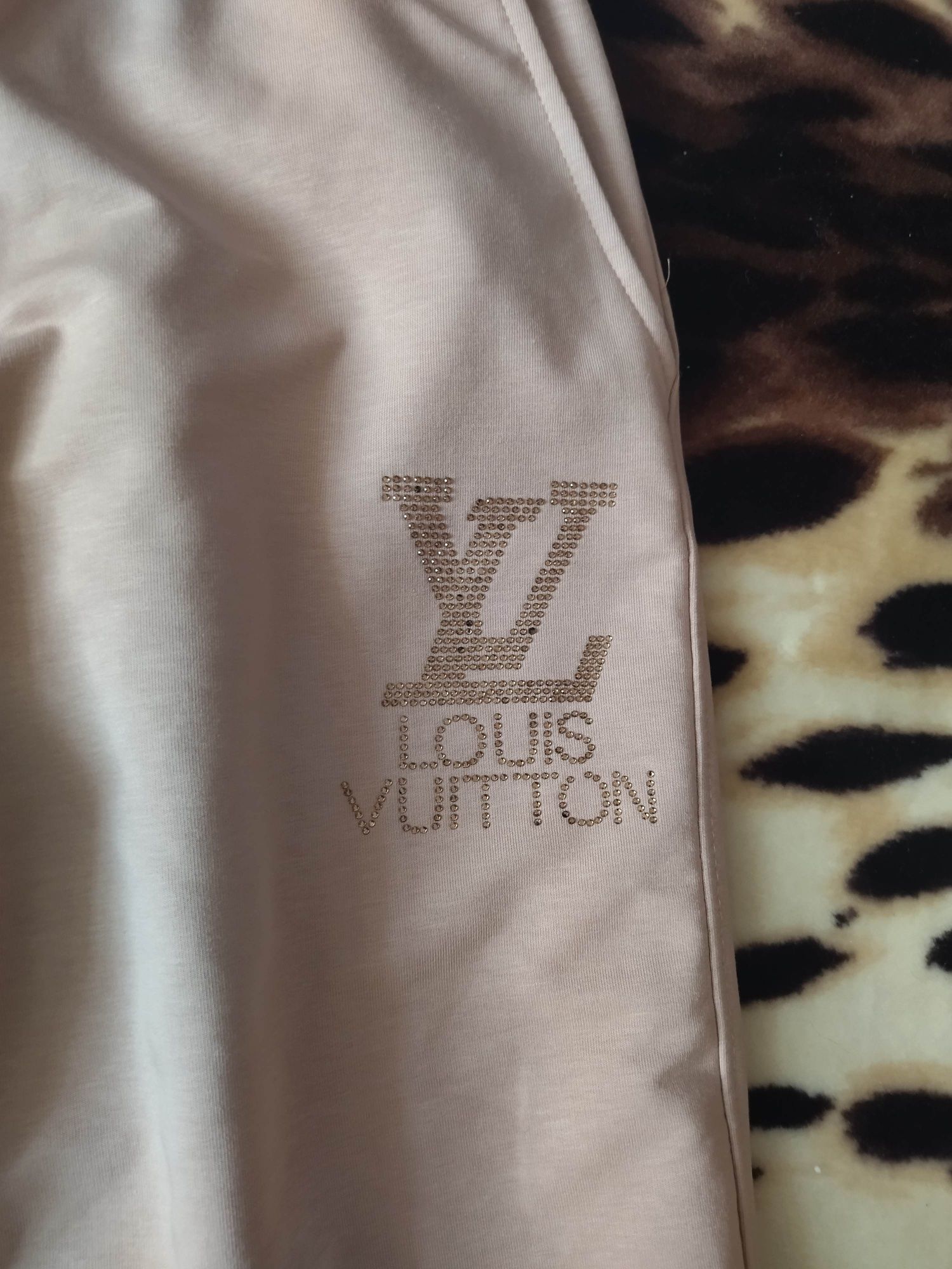 Спортивні штани Louis Vuitton 50р
Louis Vuitton