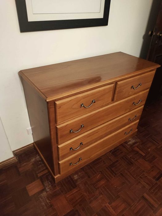 Comoda com 5 gavetas em madeira nobre