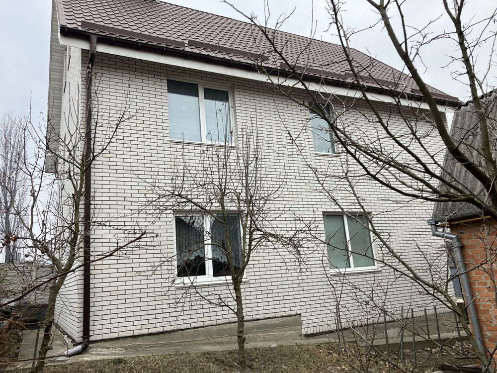 Продаж двоповерхового будинка