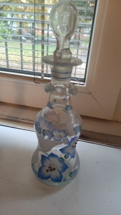 Karafka szklana zdobiona z kieliszkami