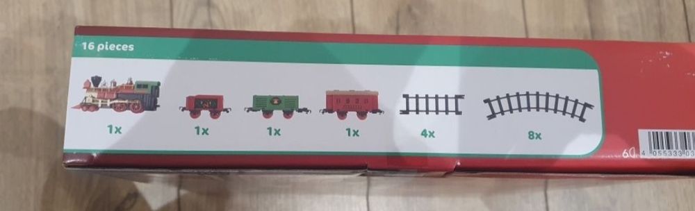 Pociąg elektryczny z torami świeci i wydaje dźwięki