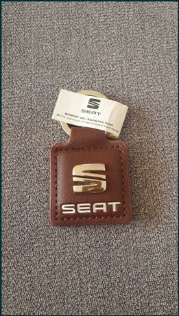 Oryginalny nowy breloczek Seata
Kolor brązowy SEAT
