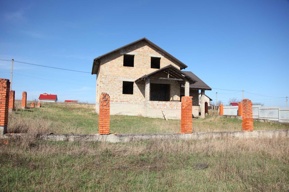 Окремий великий будинок з ракушняка! на великій ділянці поруч з озером