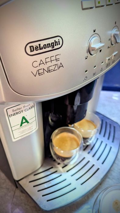Кавомашина Delonghi ESAM 2200 дуже гарний стан!