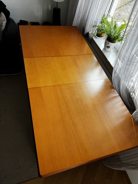 Sprzedam rozsuwany stół w dobrym stanie.