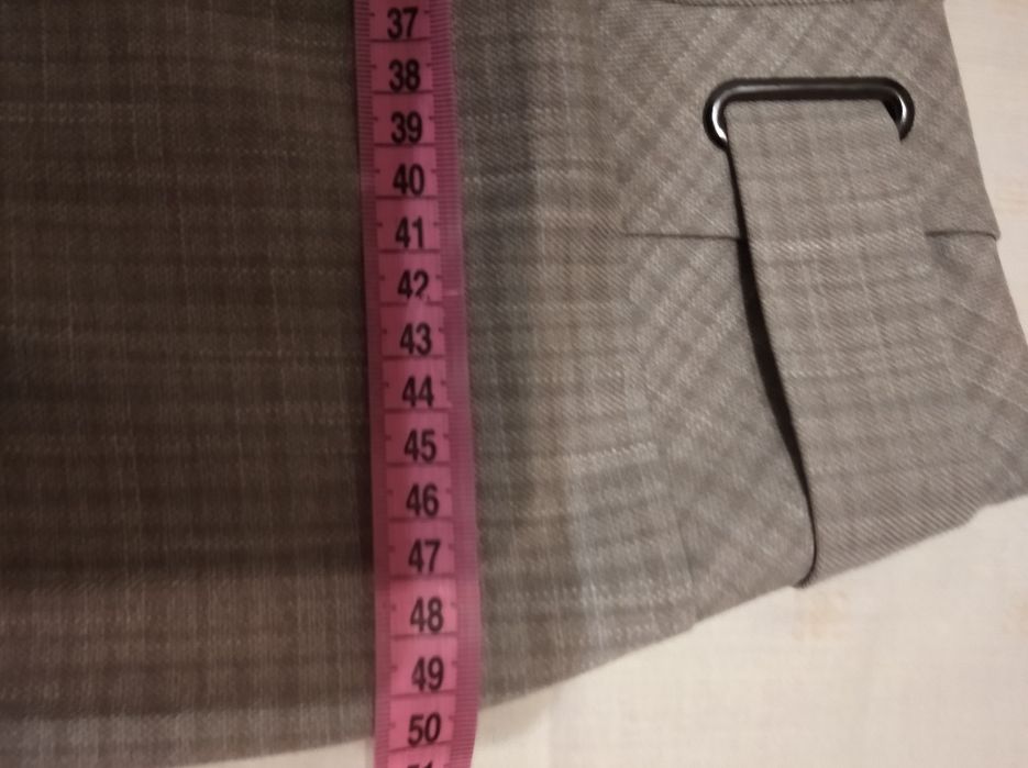 Світла спідниця в дрібну клітинку