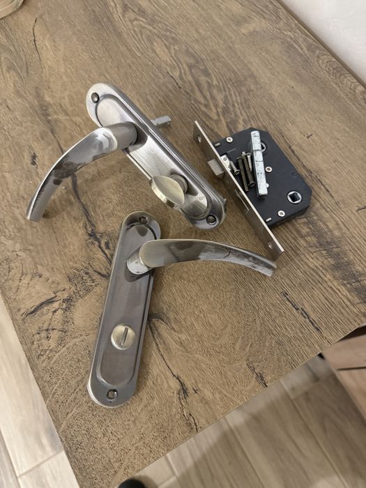 Ручка для дверей з замком