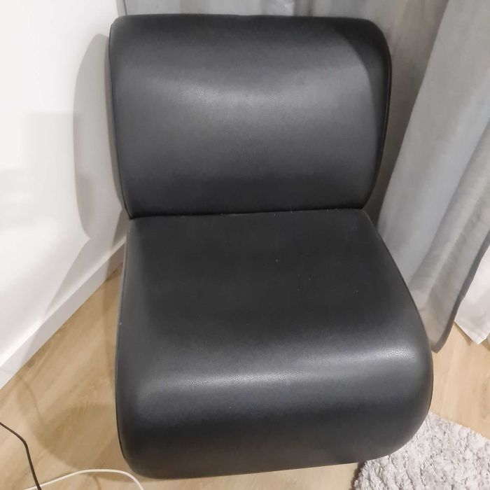 Cadeirão preto sem braços