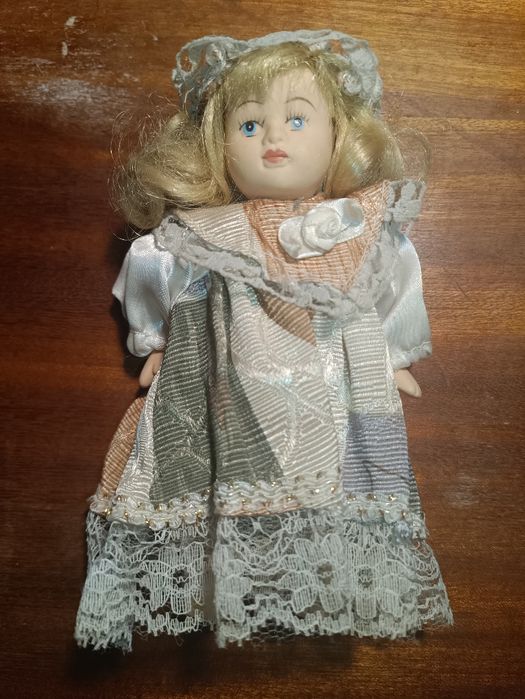 3 bonecas de porcelana