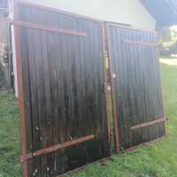 Drzwi zewnetrzne do garazu solidne porzadne ciezkie drewniane
