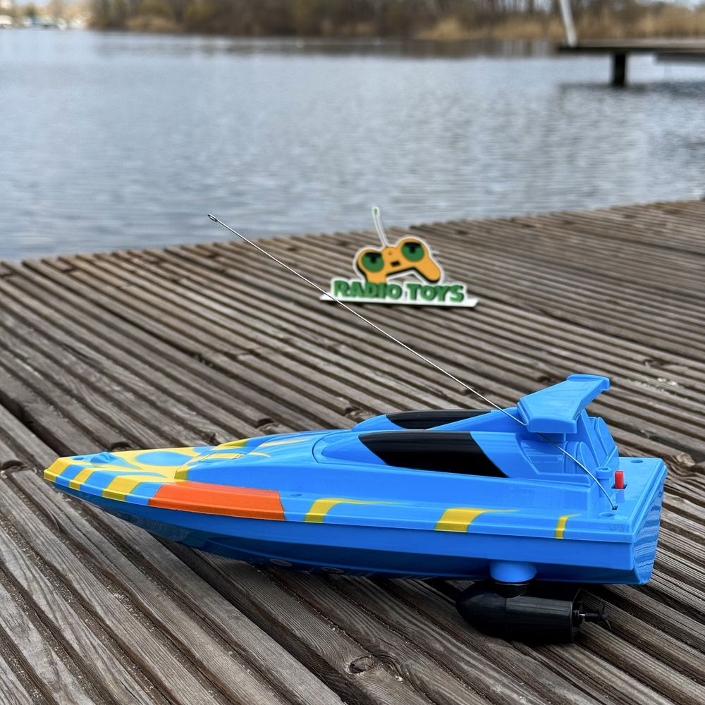 Катер на радіокеруванні Wave King Синій. Човен на пульті управління.