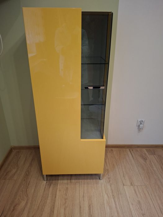 Witryna lakierowana.