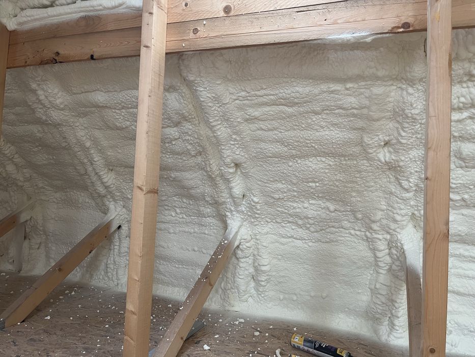 Ocieplenie poddasza,docieplenie,izolacja pianą pur,izolacja natryskowa