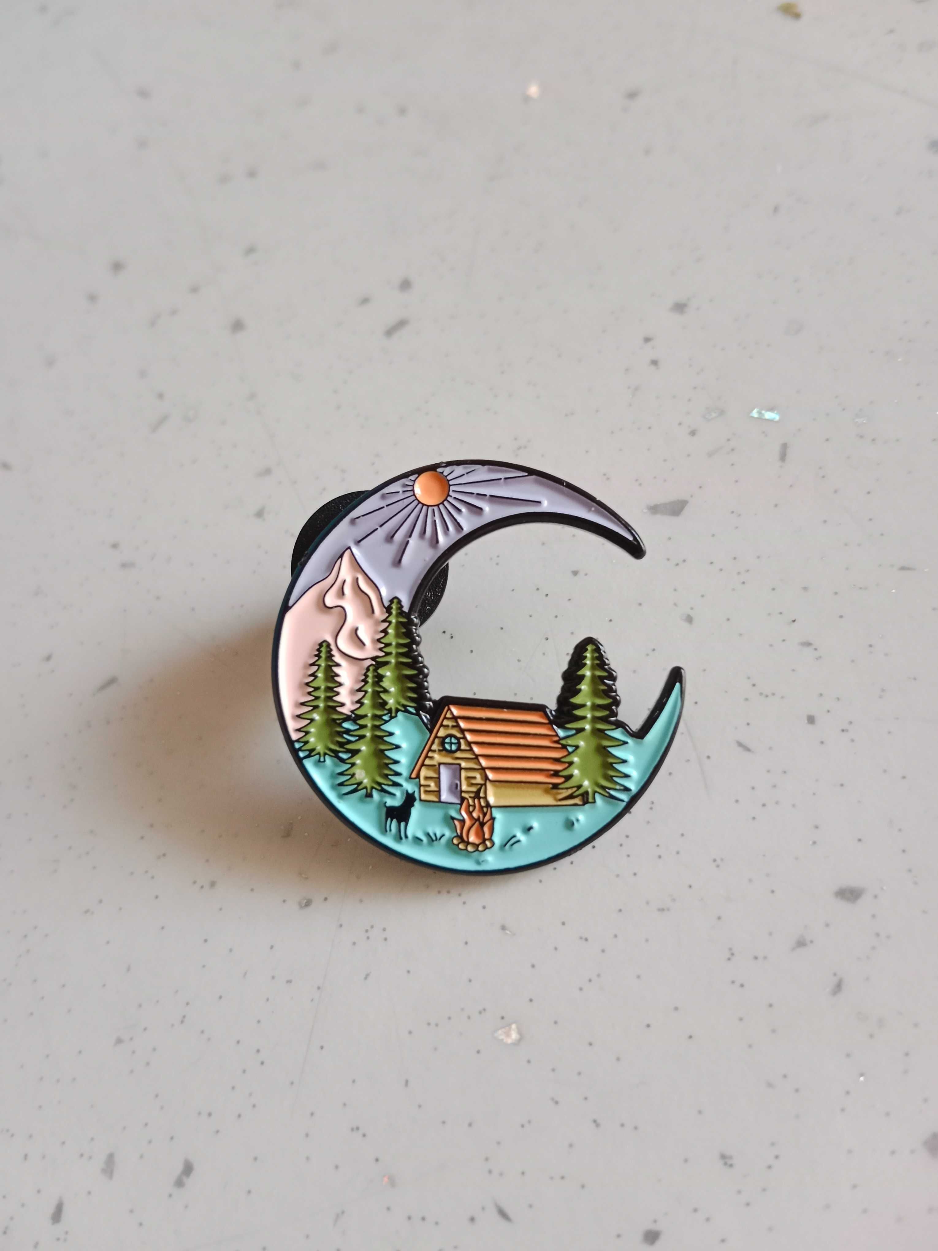 Przypinka pin broszka księżyc camping trip góry las trekking plecak