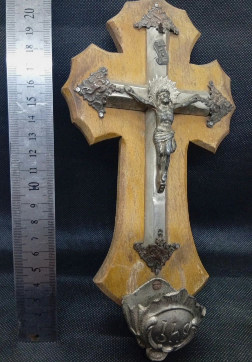 Crucifixo antigo de água benta em madeira e metal