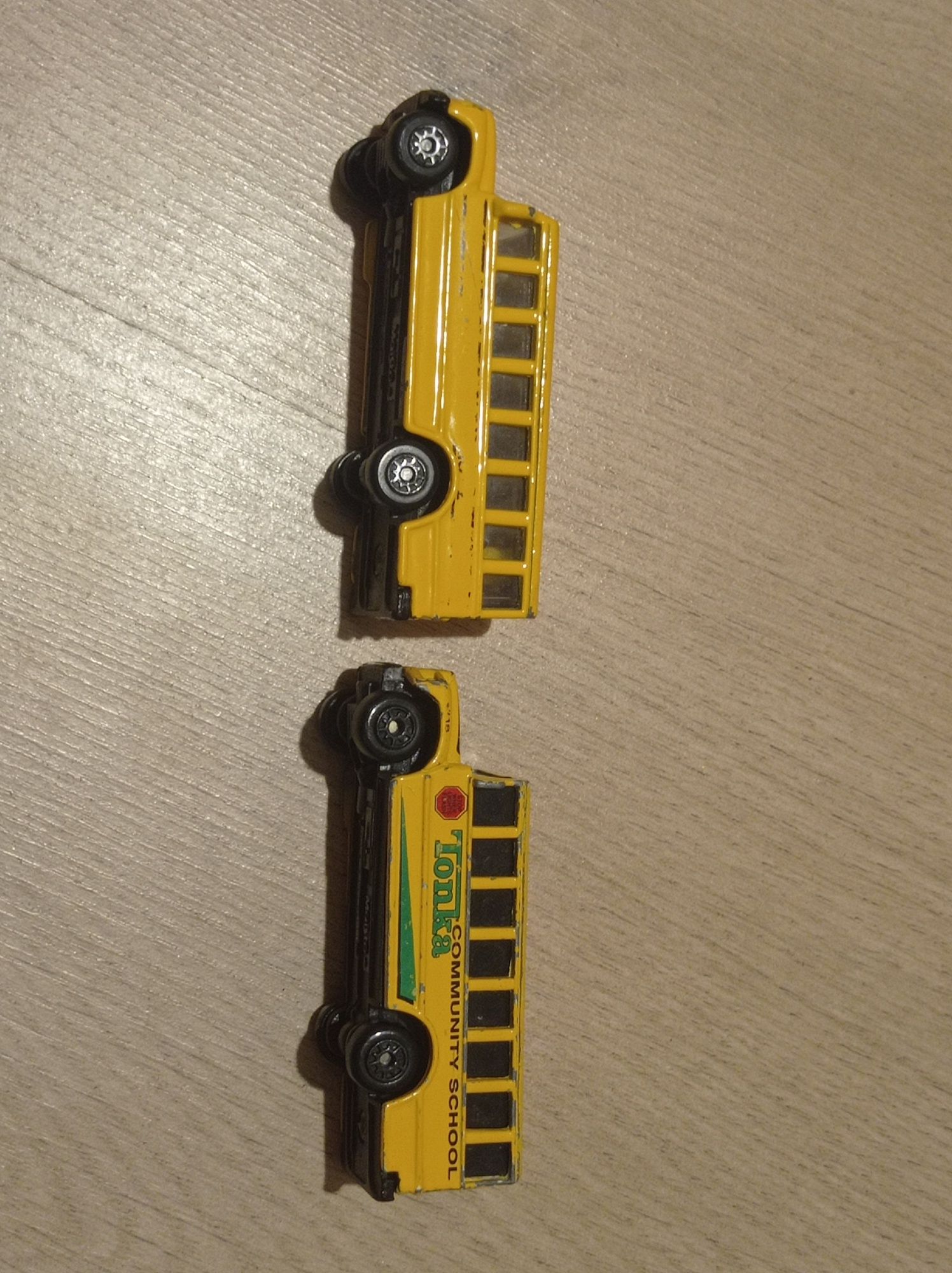 Dwa szkolne amerykanskie autobusy Maisto