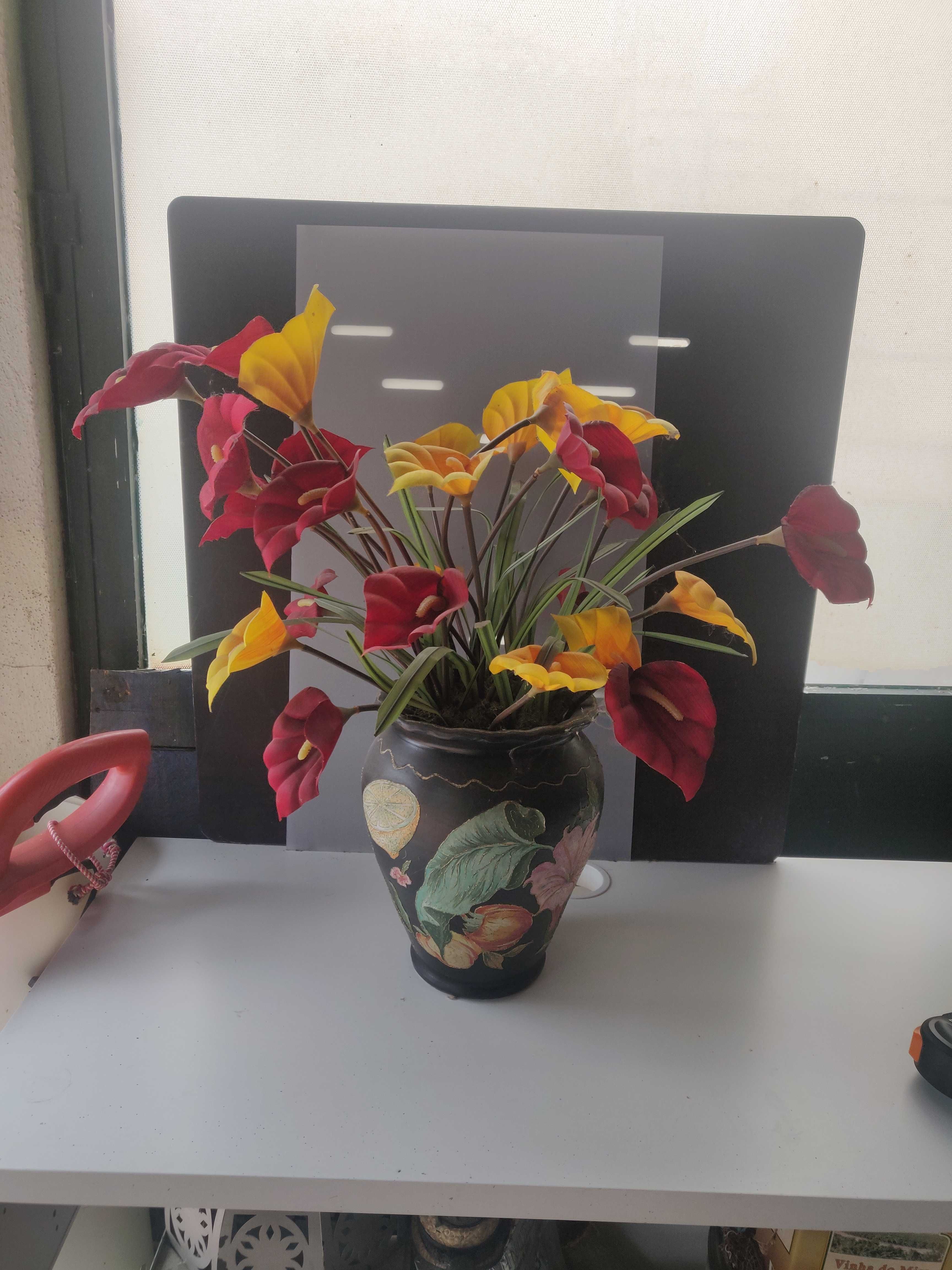 Vaso de flores artificiais