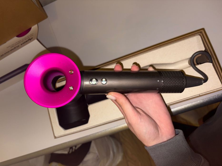 Продам фен Dyson Supersonic
Колір: Fuchsia / Iron