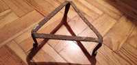 Triangulo em Ferro  antigo C/Perninhas5E-Oespeta garfo wood-2E desde2E
