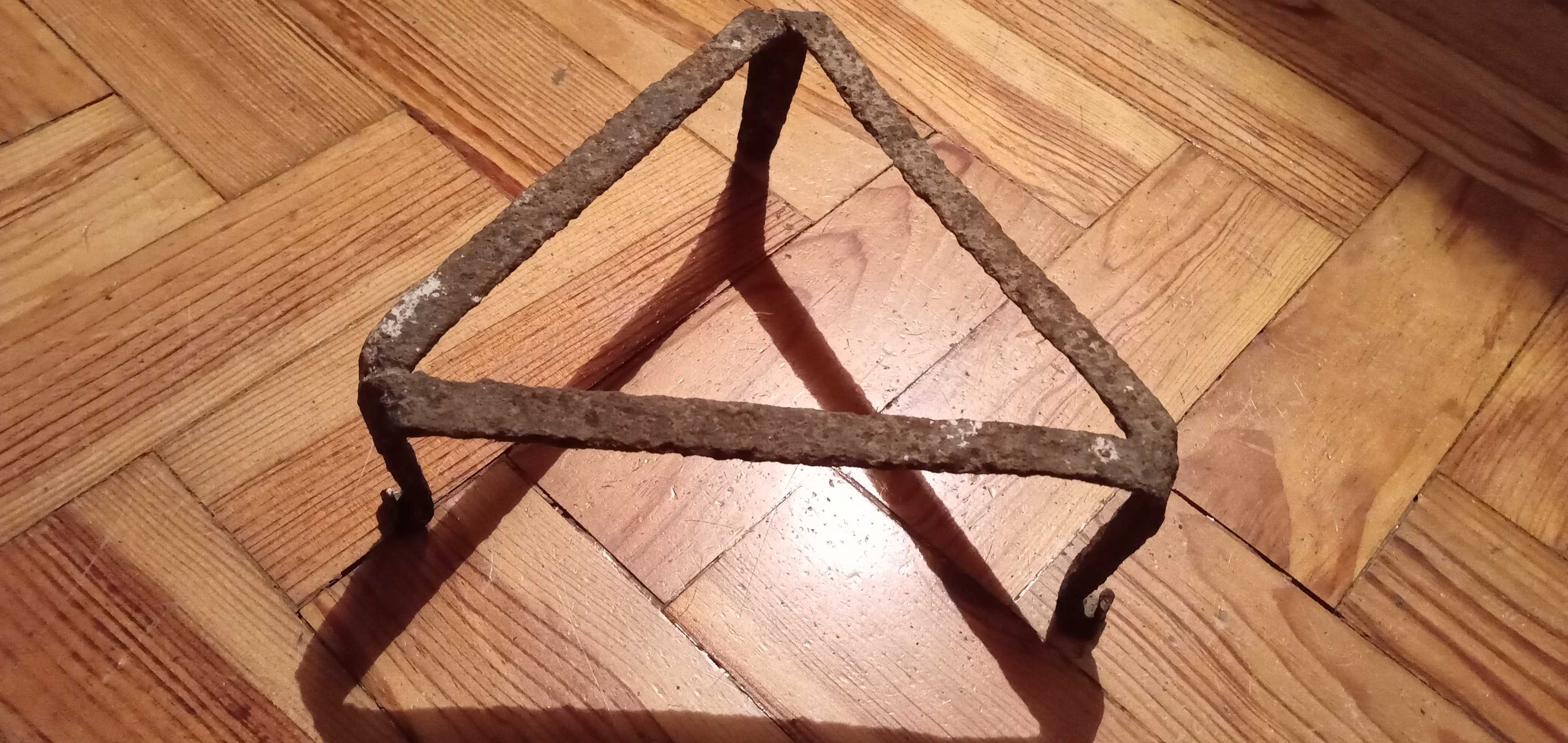 Triangulo em Ferro  antigo C/Perninhas9E-Oespeta garfo wood-2E desde2E