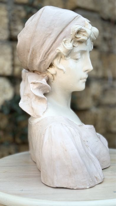 Бюст большой Девушка в косынке, подпись автора,  из Европы.