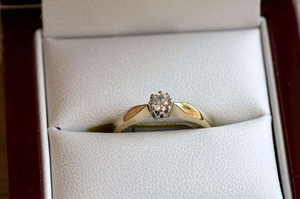 Pierścionek z diamentem typu Solitaire