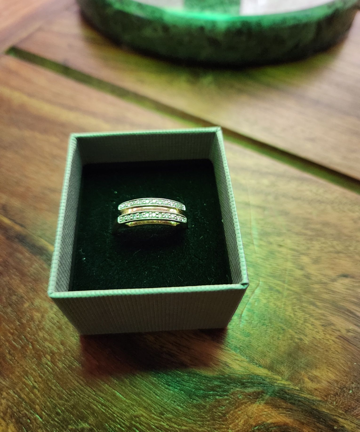 Złoty pierścionek 585 z 22 diamentami  ( brylantowy szlif )