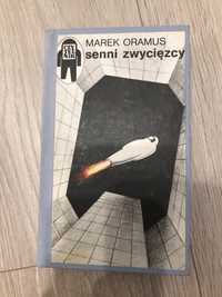 Senni Zwycięzcy - Marek Oramus