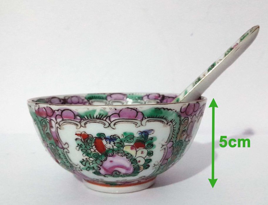 Taça antiga de porcelana com colher de Macau