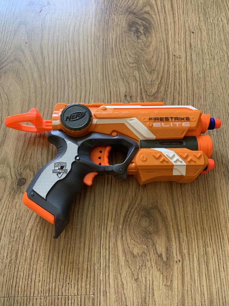 Pistolet Nerf ELITE Firestrike z laserem