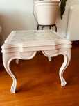 Mesa antiga pintada com tampo em mármore