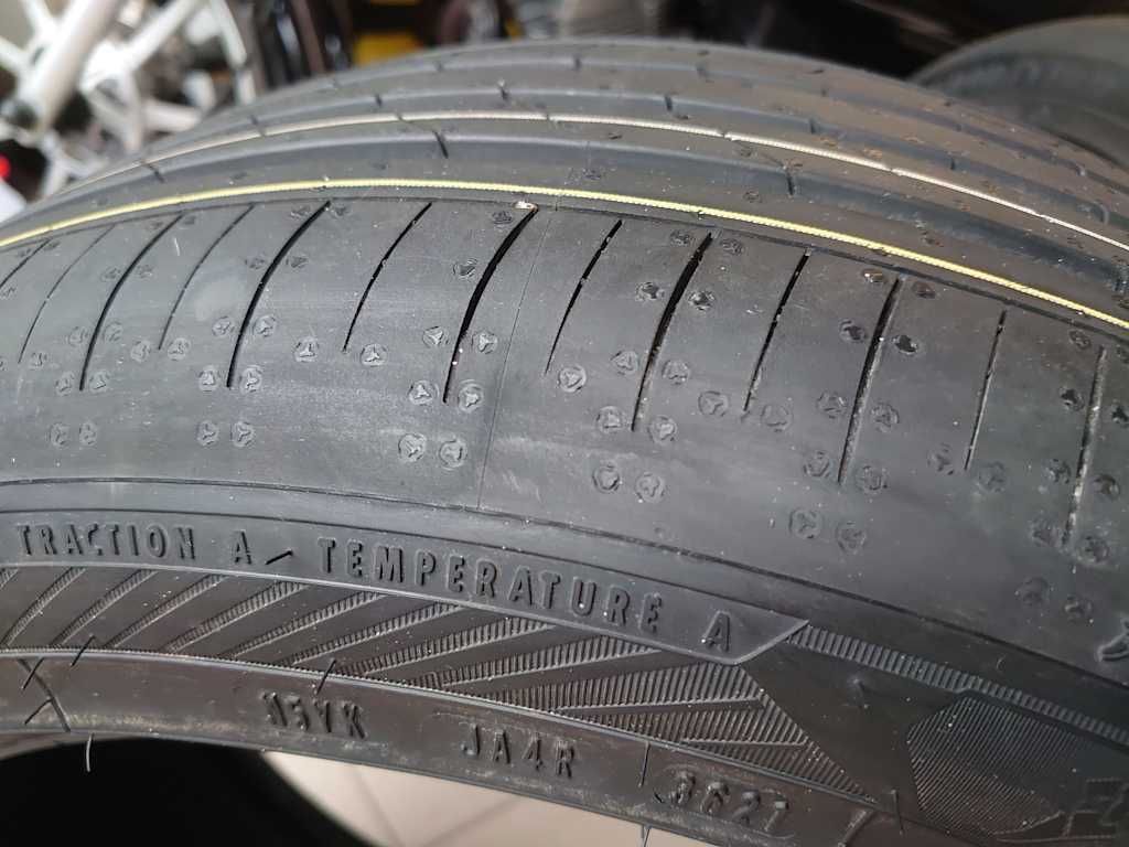 Goodyear EfficientGrip  Performance 2 - 215/50 R18 92V (36tydz.2021)