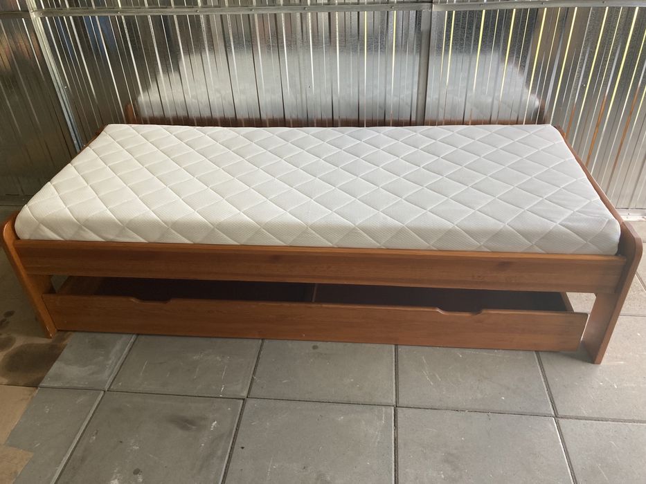 Drewniane łóżko z materacem i skrzynią na pościel 80x200