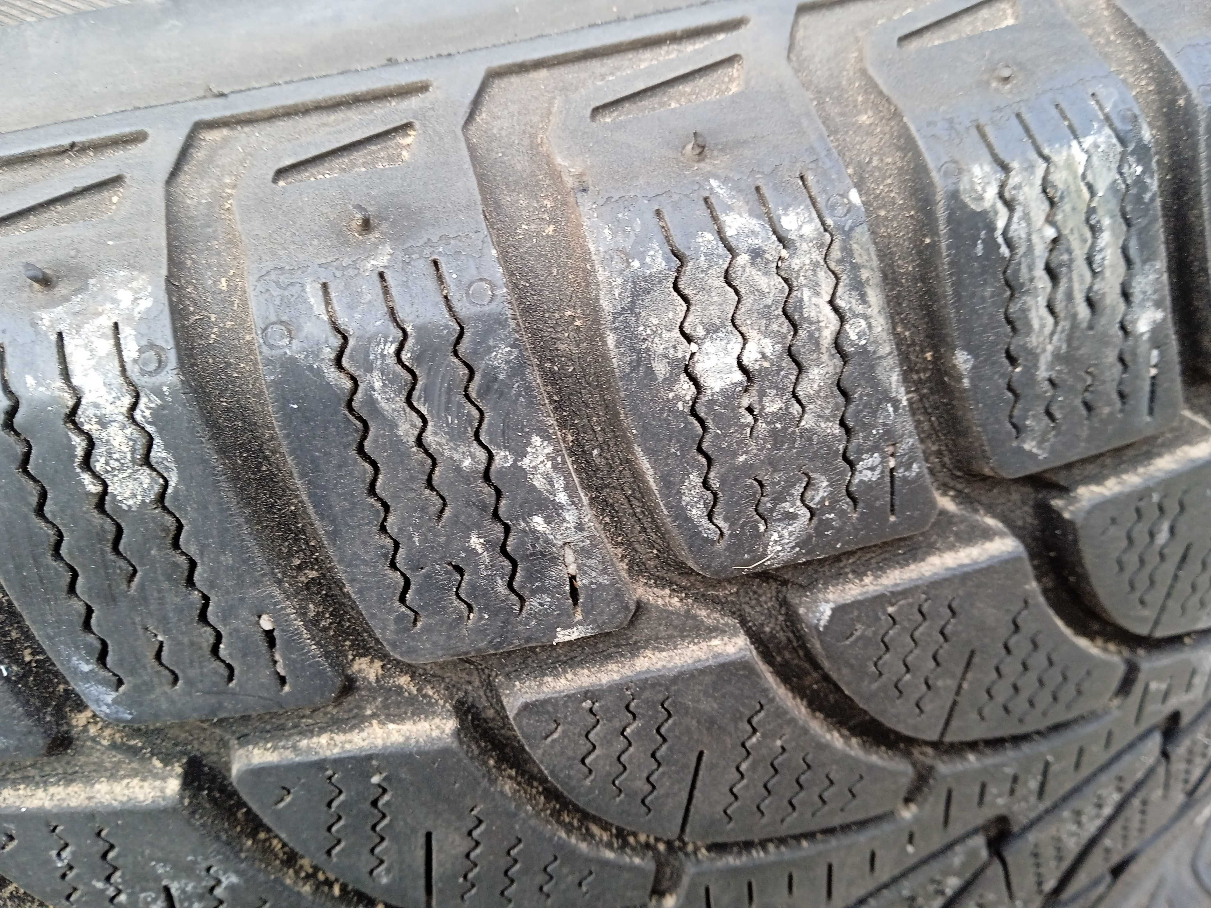 Sprzedam koła 215 70 r16 wielosezonowe  do nissana