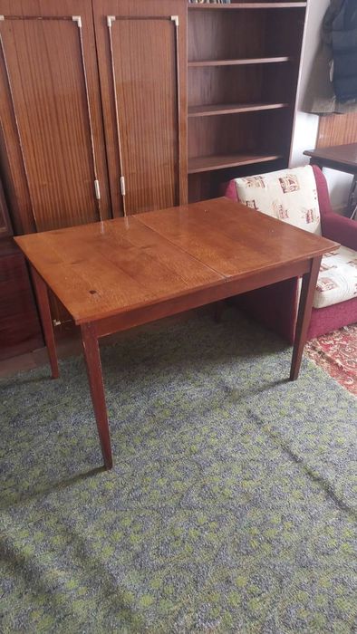 Кухня. Стол. Стул. Мойка.