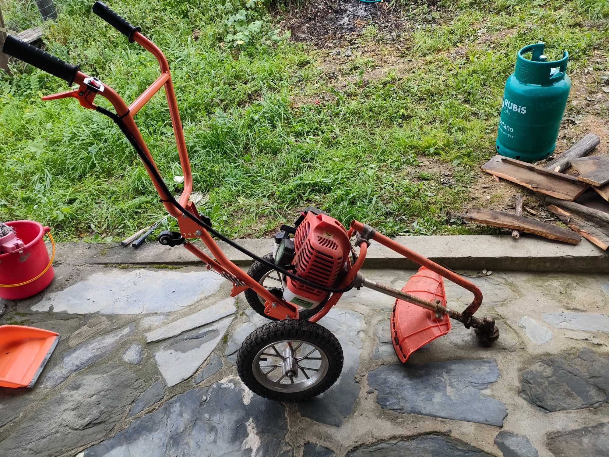 Roçadora com Rodas de Pega Dupla 52CC