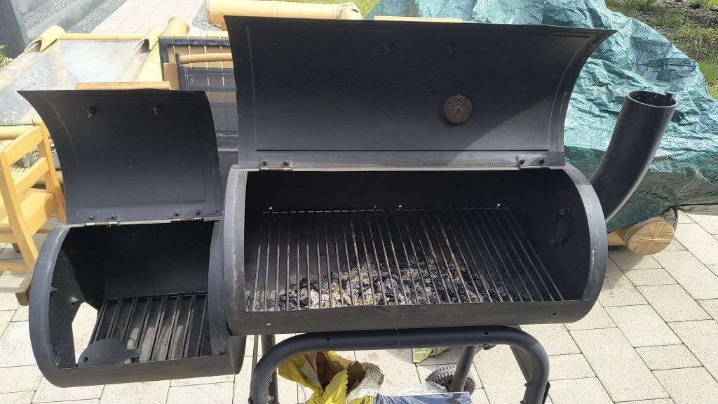 Grill na kółkach z opcją wedzenia