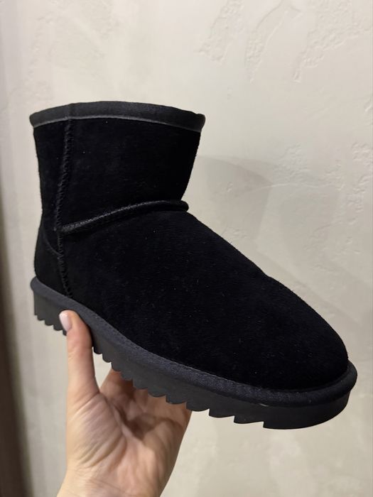 Ugg короткі чорного кольору
