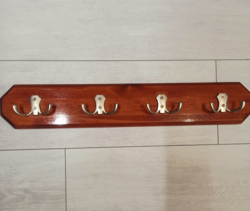 Wieszak z haczykami na ubrania