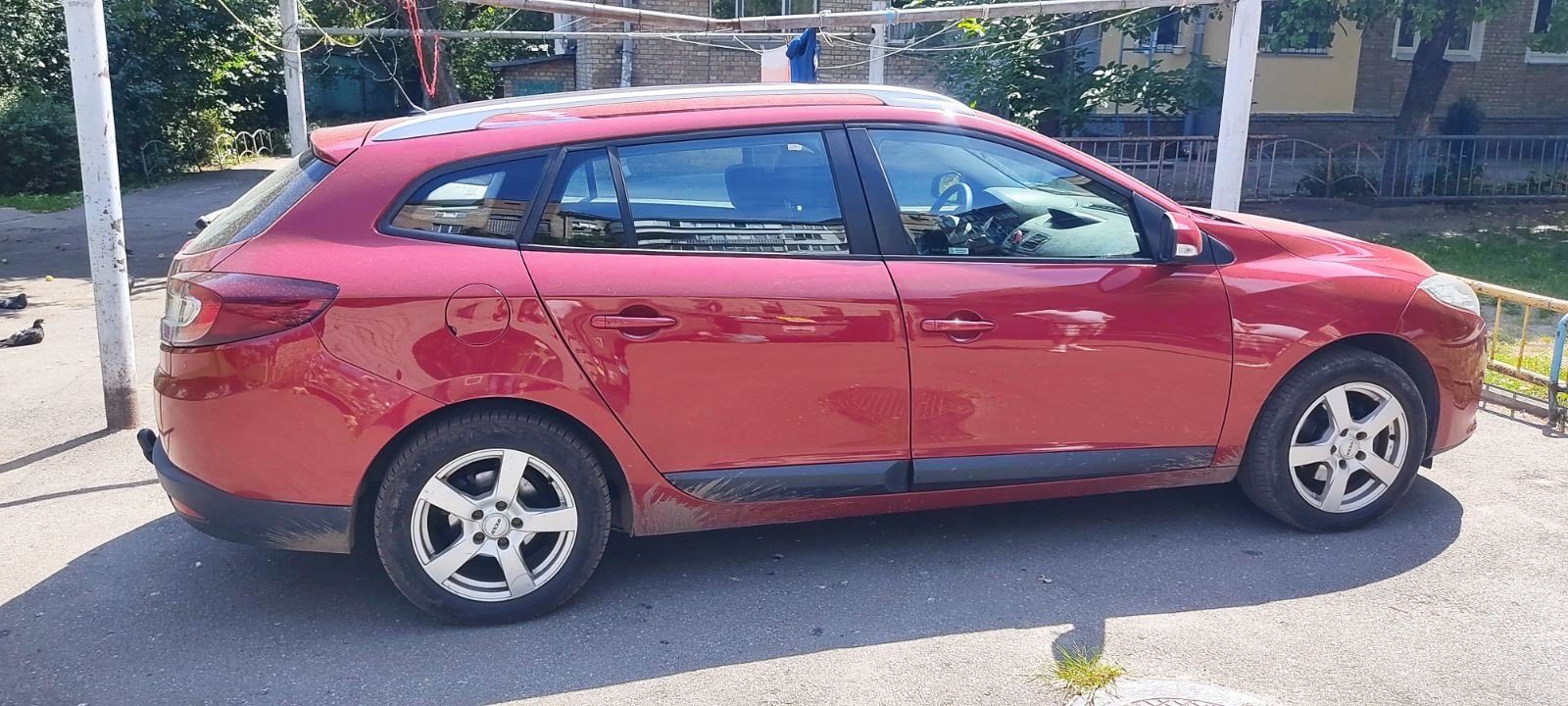 Продам автомобіль Renault Megan 3 червоного кольору