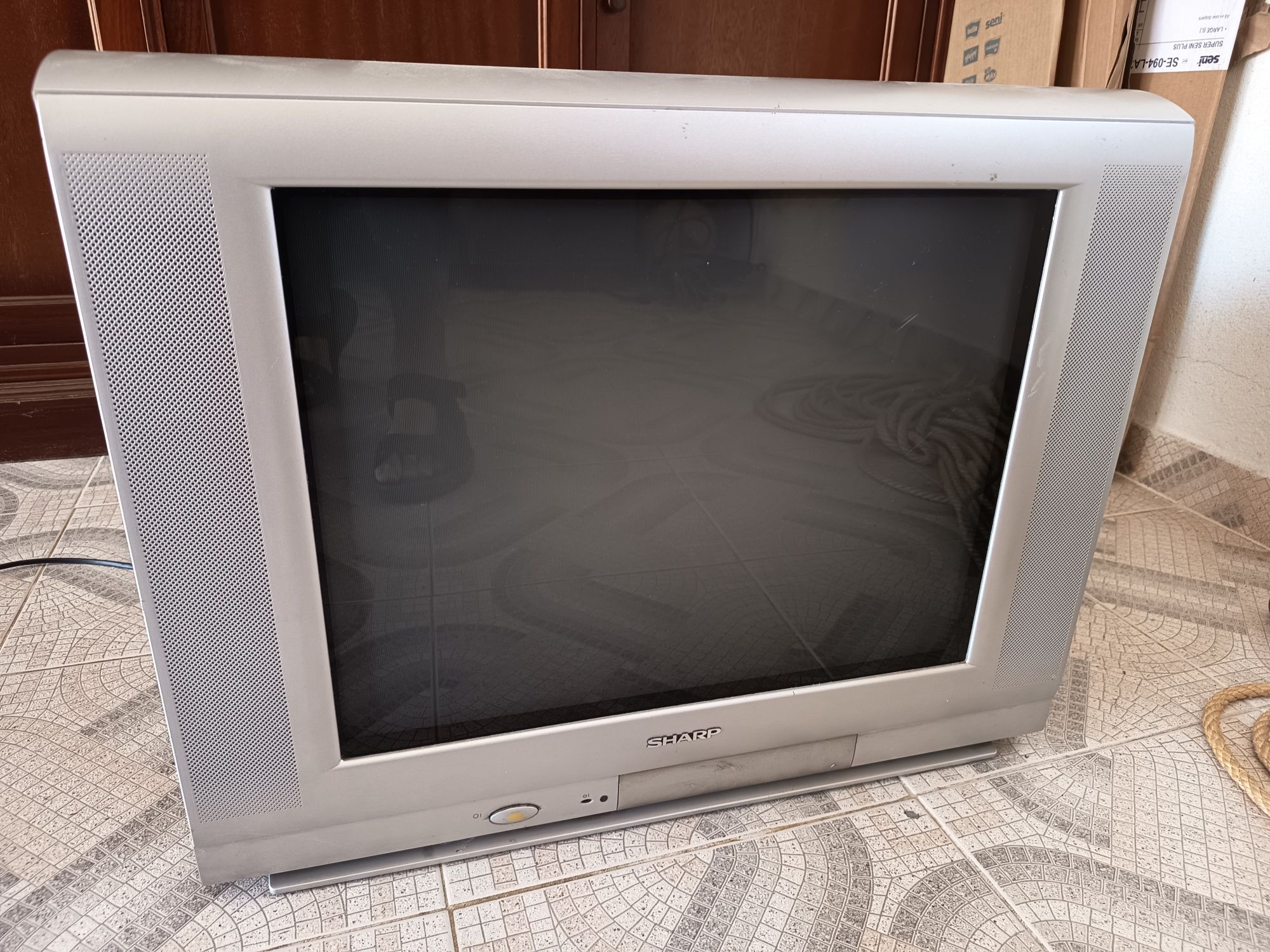 TV antiga a funcionar bem
