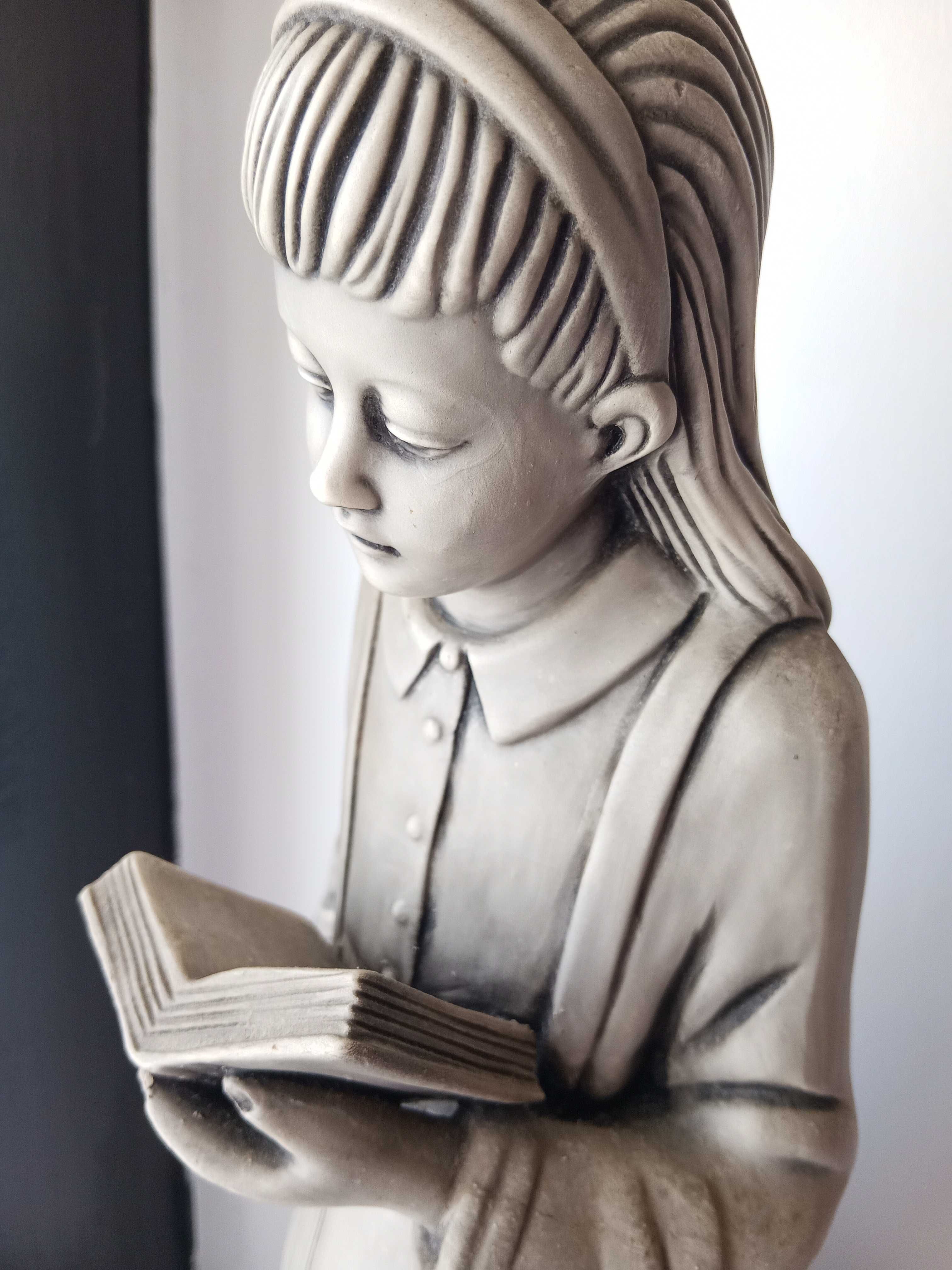 Menina colégio leitura 50cm, 2,2Kg