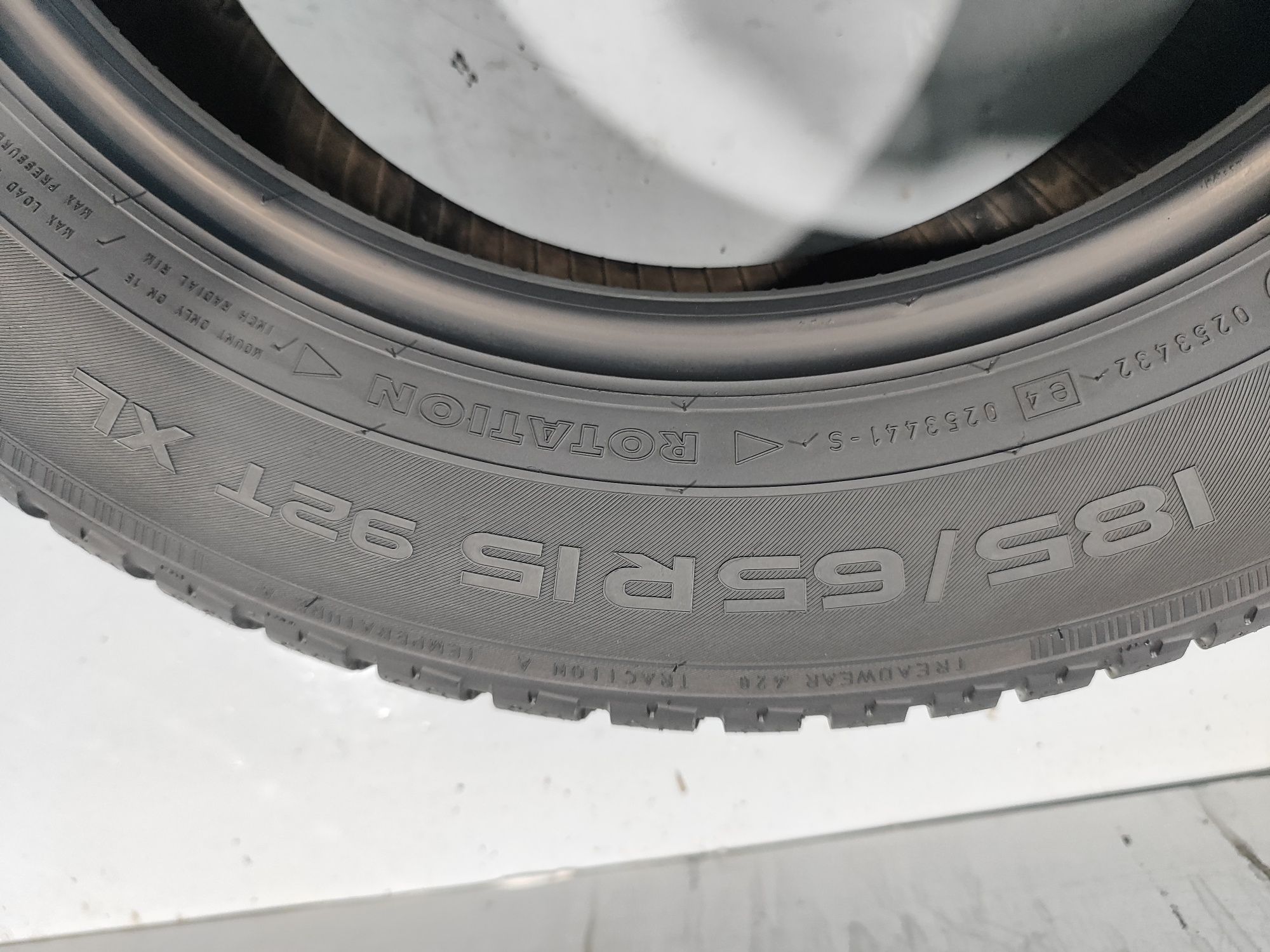 2 pneus semi novos 185-65R15 Nokian - Oferta dos portes