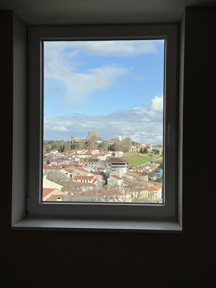 Vende-se apartamento T1+1 Sá Carneiro Bragança