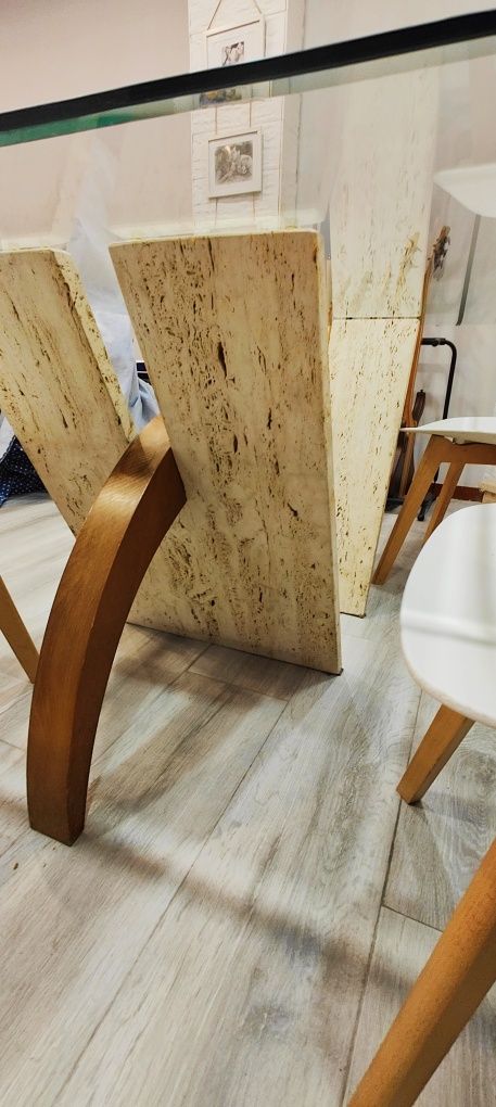 Mesa de jantar, tampo em vidro, suportes em parede de pedra maciços